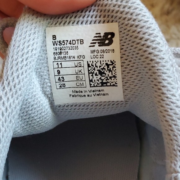 Women's Running Sneaker - Picture 3 of 4